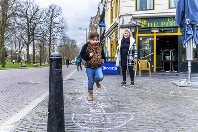 903732 Afbeelding van Marija Besselse, eigenaresse van café De Potdeksel (Lucasbolwerk 23) te Utrecht, met haar ...